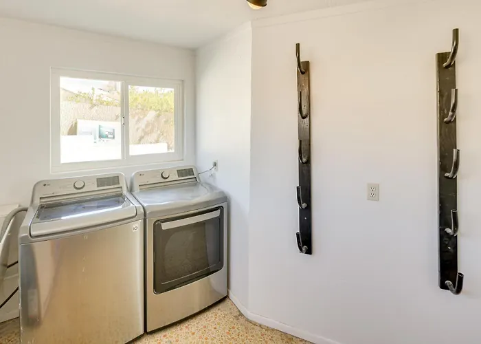 2 Mi To Havasu & Dtwn: W/ Game Room! Holiday home *