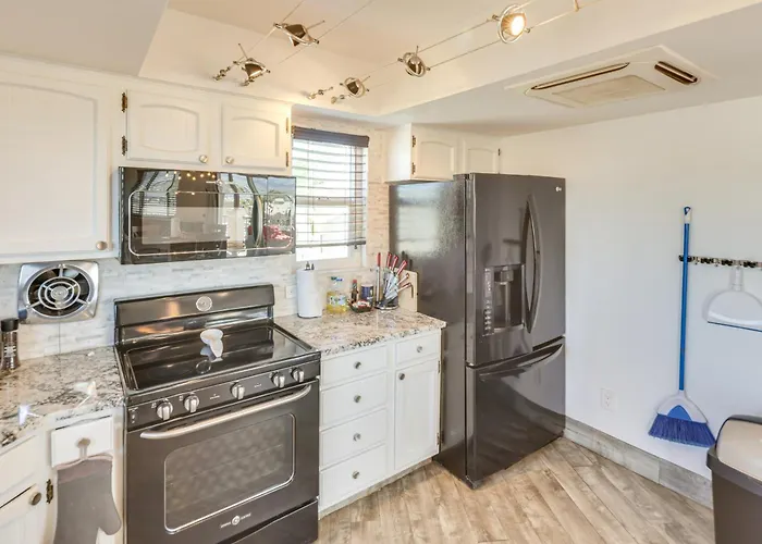 Holiday home 2 Mi To Havasu & Dtwn: W/ Game Room! Lake Havasu City