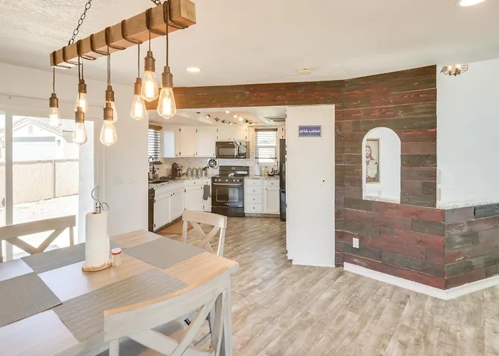 Holiday home 2 Mi To Havasu & Dtwn: W/ Game Room! *